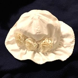 Koala Kids Hat 4T/5T White with Three White Roses 💮